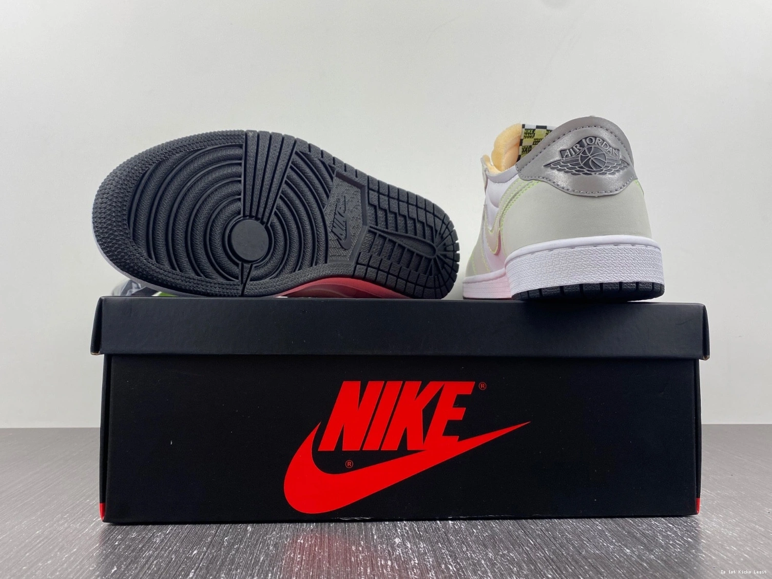  DM7837-103 Retro 1 Low Jordan Green Black White Ghost 1126